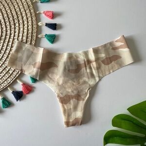 Victoria's Secret PINK No Show Thong Panty Winter White Camo Medium NEW